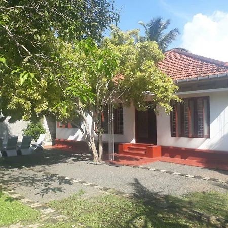 Circus Lagoon Hideaway Bed & Breakfast Dodanduwa Exterior photo