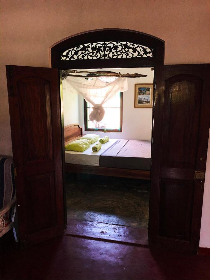 Circus Lagoon Hideaway Bed & Breakfast Dodanduwa Exterior photo